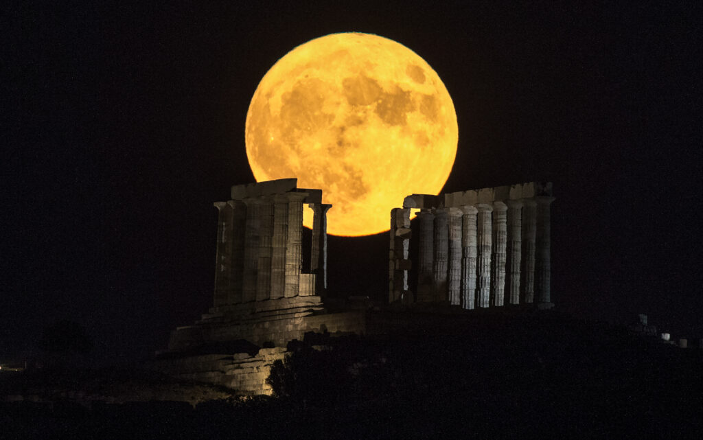 Μαγεύει η «υπερπανσέληνος» στον ελληνικό ουρανό: Εντυπωσιακές φωτογραφίες και βίντεο από το Φεγγάρι του Οξύρρυγχου