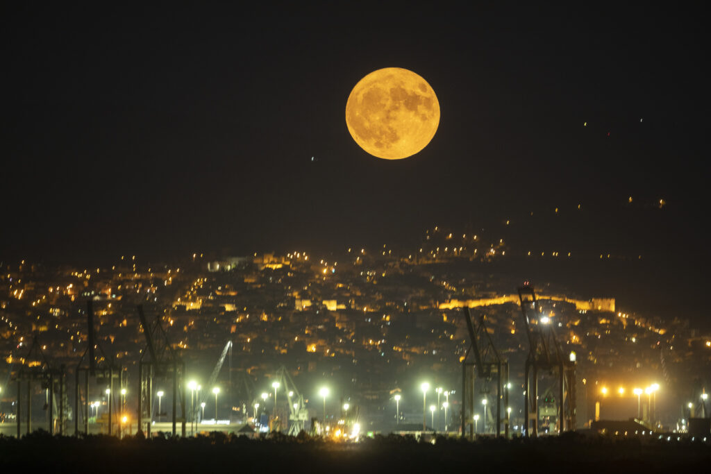 Μαγεύει η «υπερπανσέληνος» στον ελληνικό ουρανό: Εντυπωσιακές φωτογραφίες από το Φεγγάρι του Οξύρρυγχου