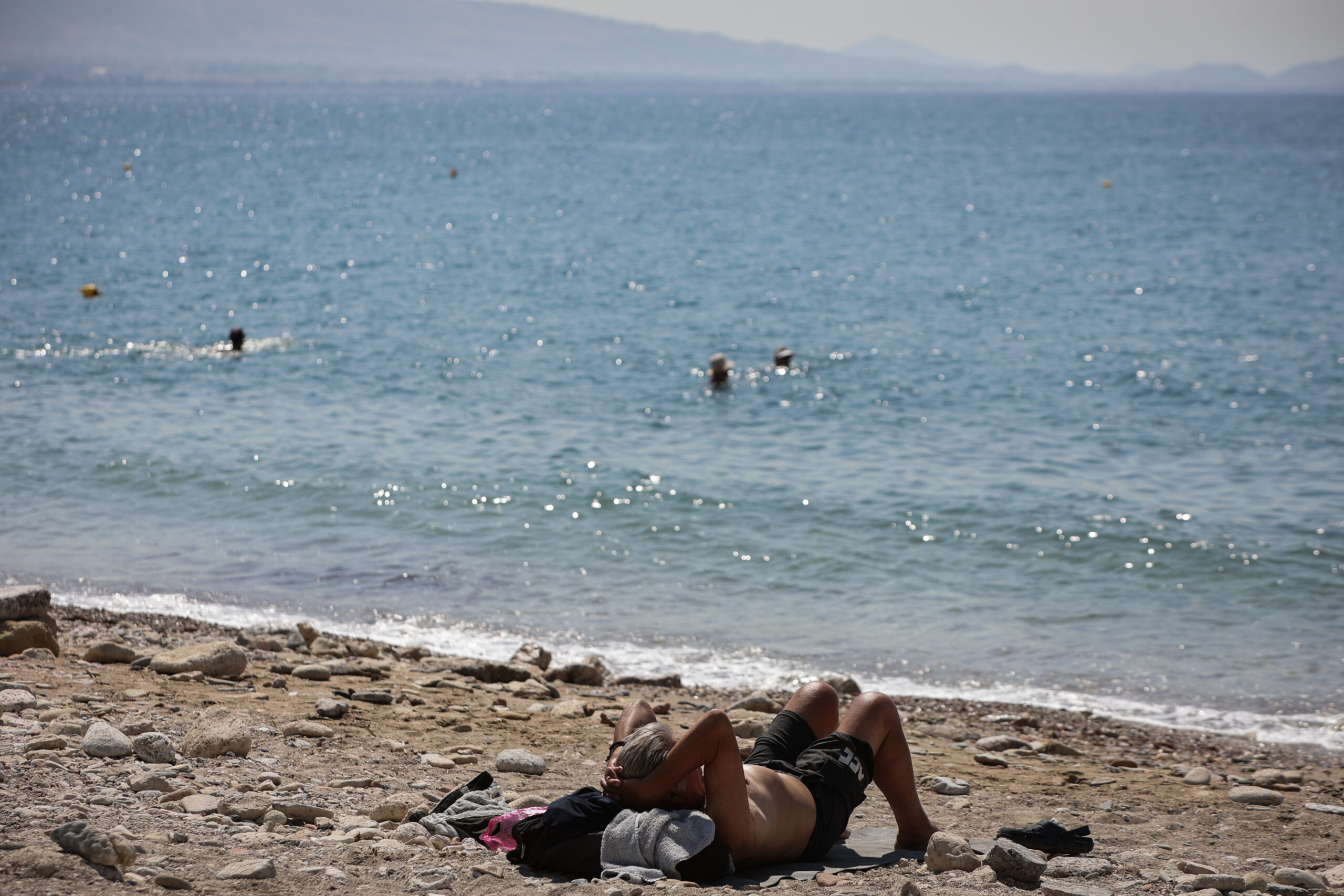 Εξαπλώνεται το «κίνημα της πετσέτας»: Από τα νησιά και τη Χαλκιδική έφτασε στην Αττική – Είδος πολυτελείας οι ξαπλώστρες