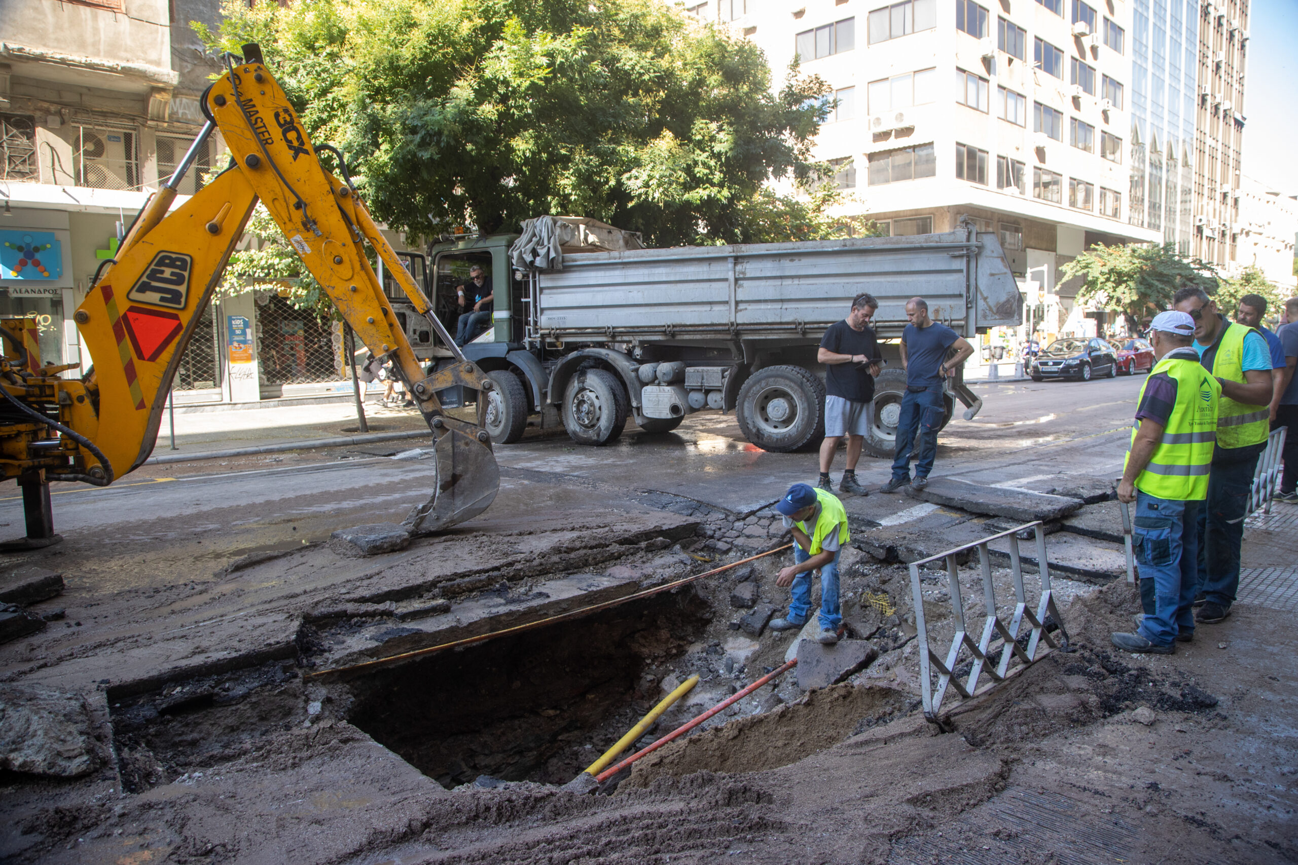 Θεσσαλονίκη: Πλήρης υδροδότηση μετά τις 23:30 στο τμήμα του κέντρου που έχει προβλήματα μετά τη θραύση αγωγού ύδρευσης