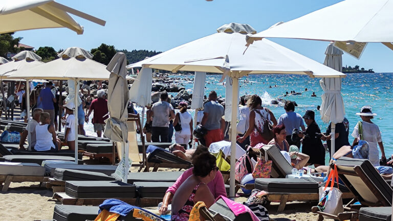«Ελεύθερες παραλίες»: Διαμαρτυρίες κατά της ξαπλώστρας από την Ανάβυσσο ως την Χαλκιδική – Αυτοψία της ΕΡΤ σε Κρήτη και Πήλιο