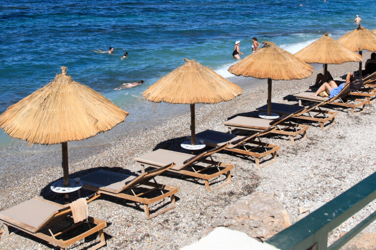 Tο «κίνημα της πετσέτας» οδήγησε σε 16 συλλήψεις σε Κυκλάδες και Ιόνιο