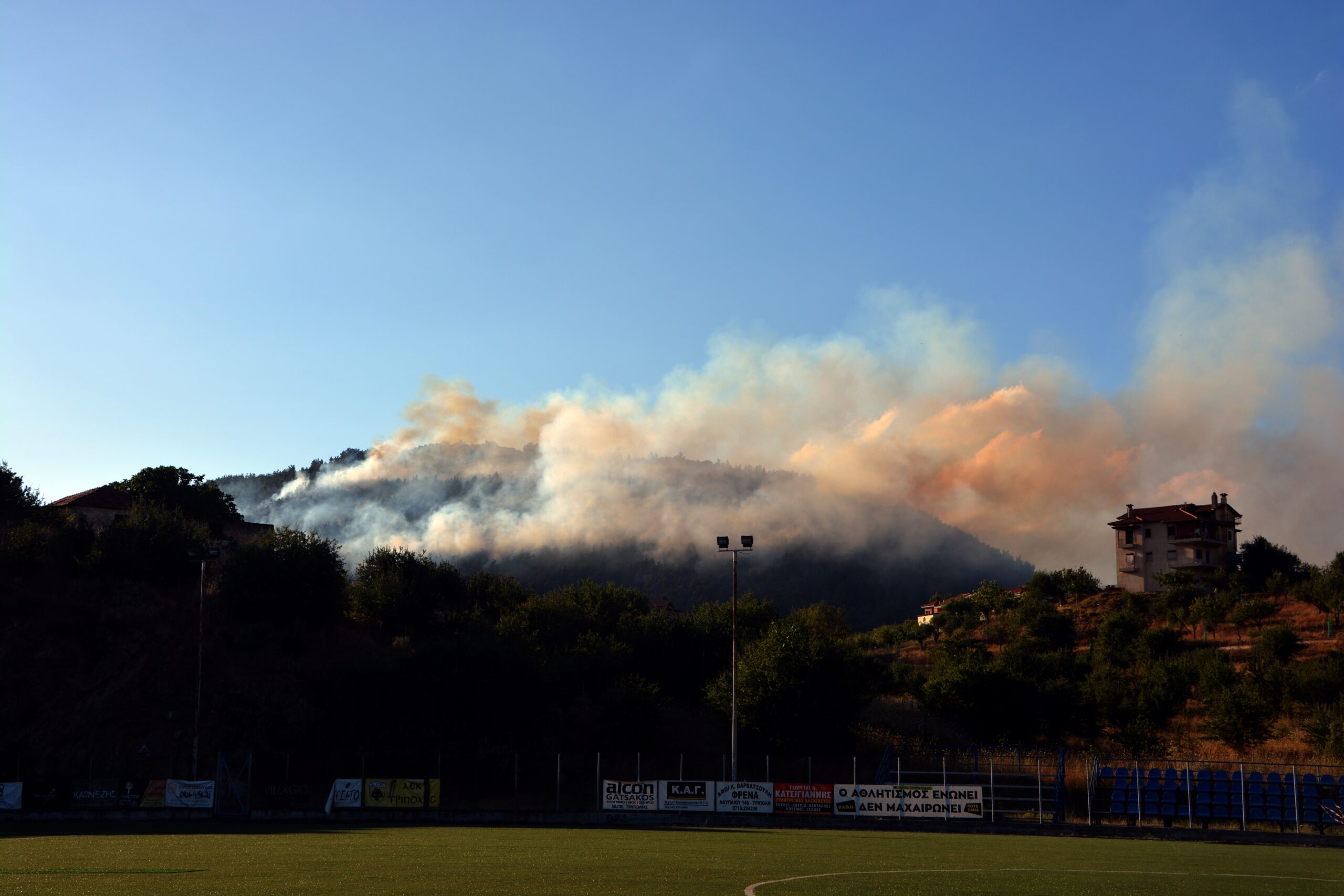 Τρίπολη: Καλύτερη η εικόνα της φωτιάς στον Άγιο Βλάσιο