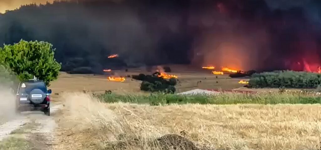 Φωτιά στον Έβρο: Μεγάλη Αναζωπύρωση σε Λουτρά και Αγνάντια- Κάηκαν σπίτια και εκκλησίες σε δύο χωριά (video)