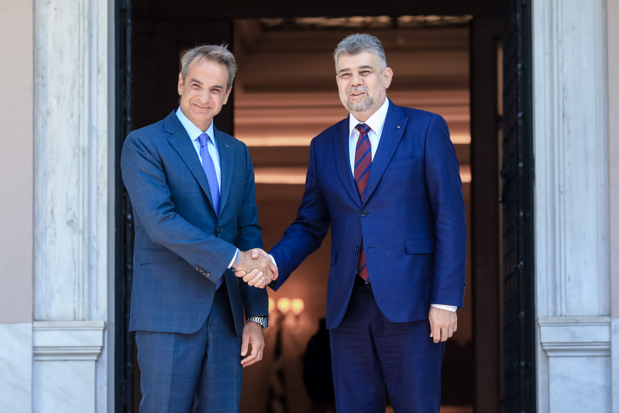 Συνάντηση του πρωθυπουργού με τον Ρουμάνο ομόλογό του – Η βοήθεια στις πυρκαγιές και η ενεργειακή συνεργασία στο επίκεντρο