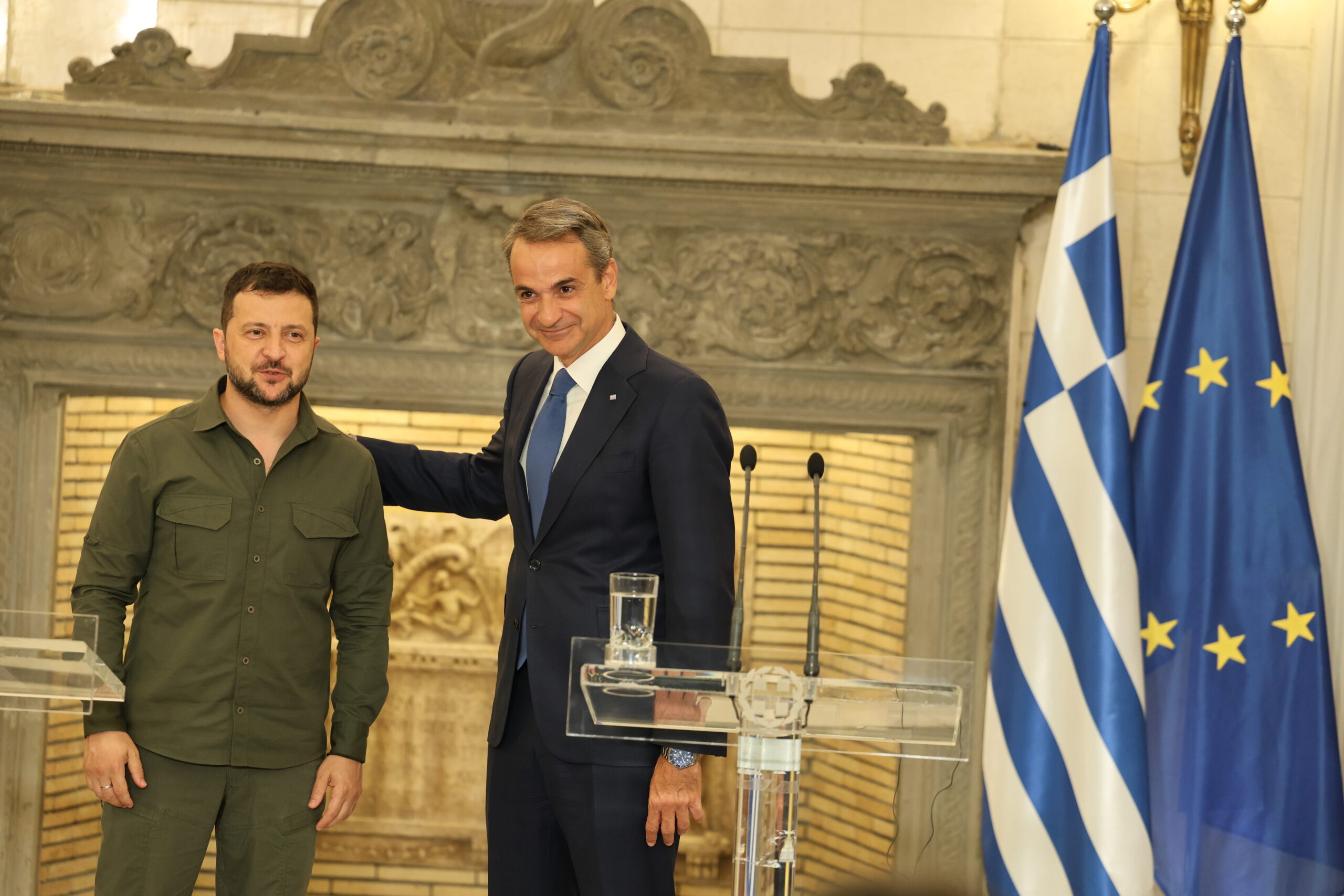 Το παρασκήνιο της επίσκεψης Ζελένσκι στην Αθήνα – Η έμπρακτη στήριξη της Ελλάδας στην Ουκρανία και το ηχηρό «ευχαριστώ»