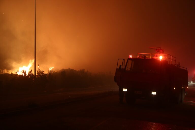 Δραματική νύχτα στη Ροδόπη – Απειλούνται οικισμοί – Ανοίγουν αντιπυρικές ζώνες (video)