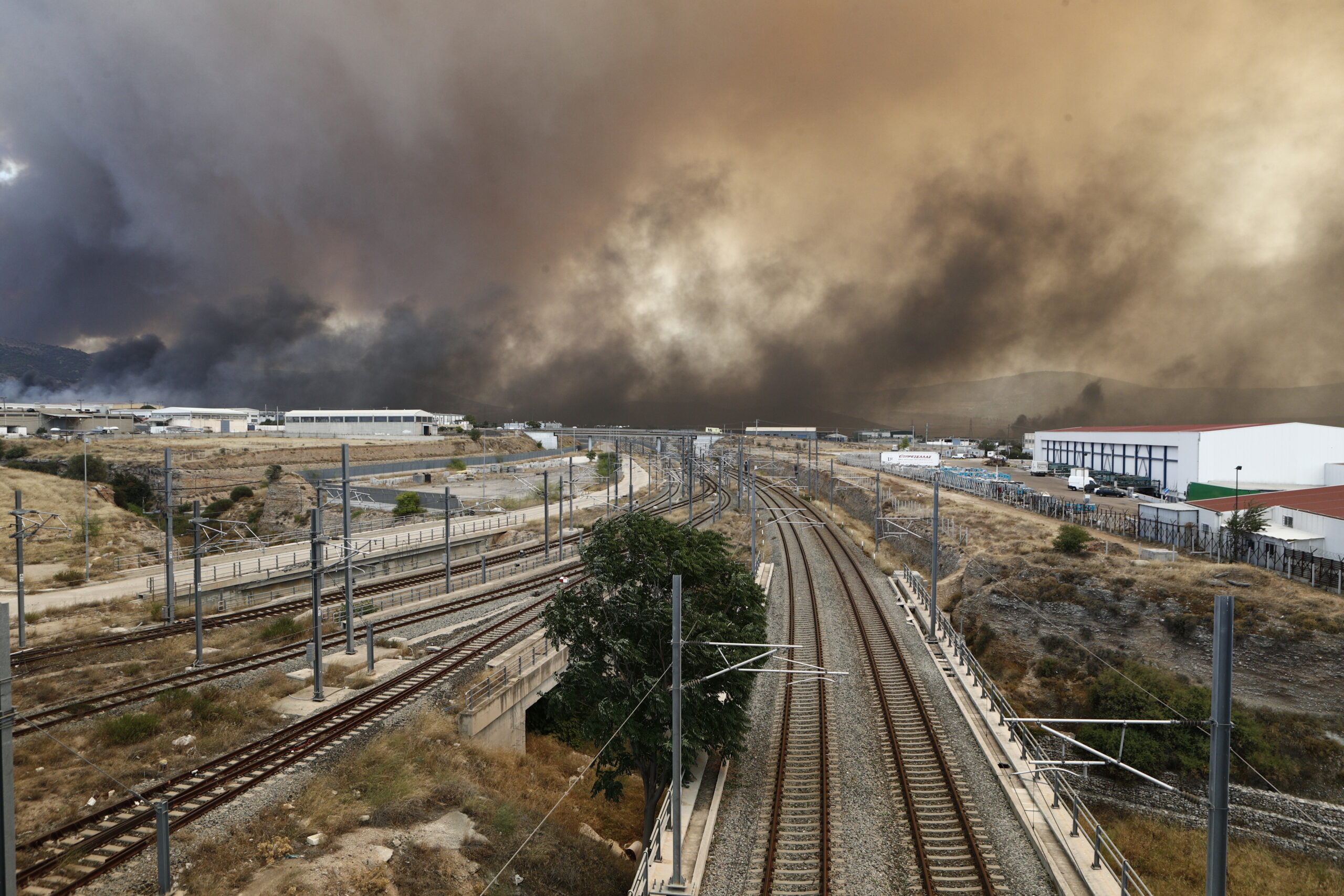 Ασπρόπυργος: Καίγονται εργοστάσια και αποθήκες – Έκλεισε η Αττική Οδός  από την Ελευσίνα ως την περιφερειακή του Αιγάλεω