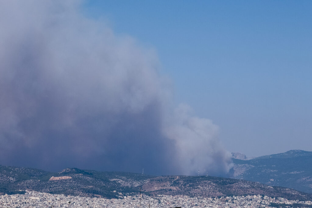 Meteo: Πώς κινείται η φωτιά στην Πάρνηθα – Γιατί χαρακτηρίζεται ως «οπισθοδρομούσα»