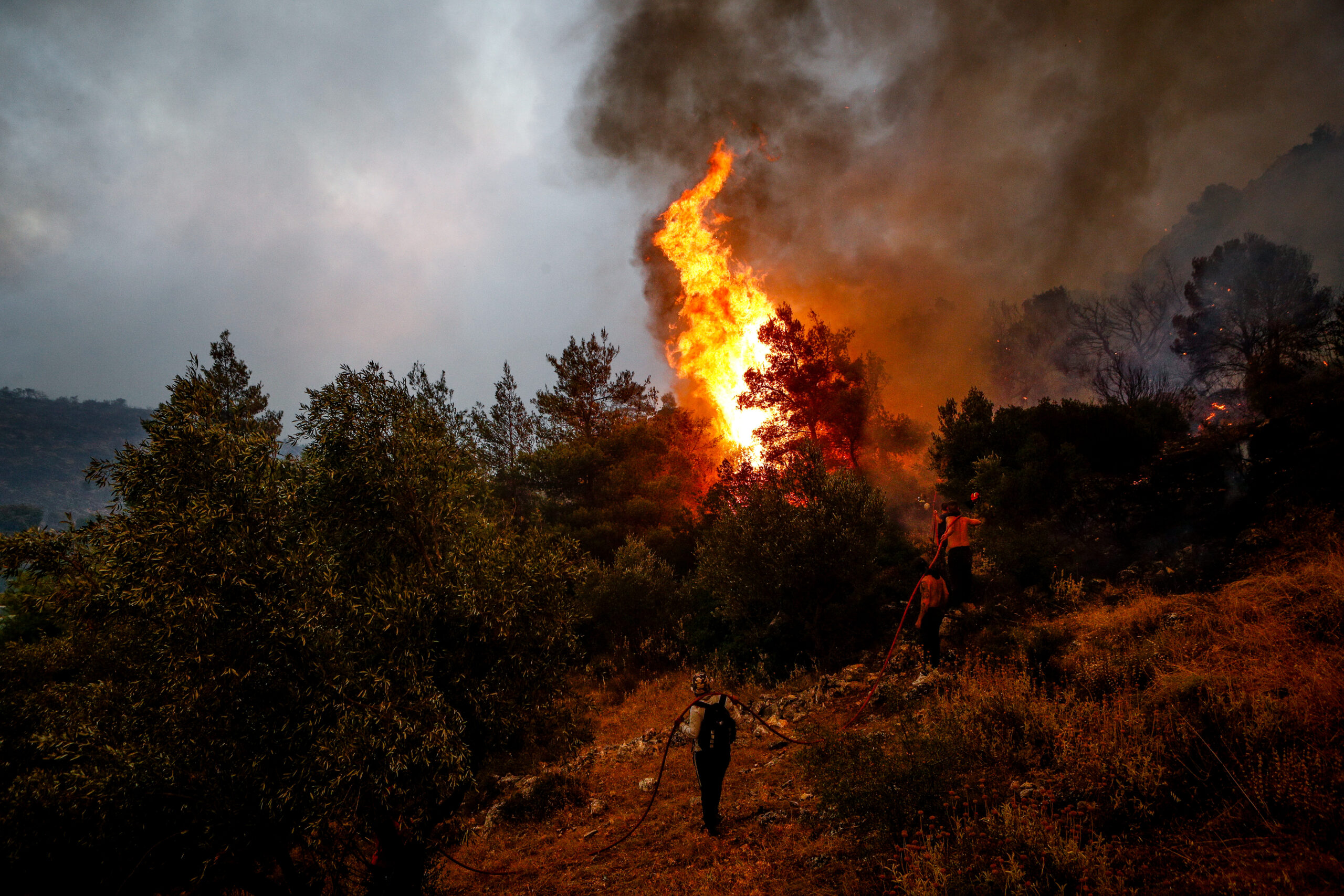 Επιχειρήσεις στις εστίες αναζωπυρώσεων – Υψηλός κίνδυνος για πυρκαγιές σε τέσσερις περιοχές
