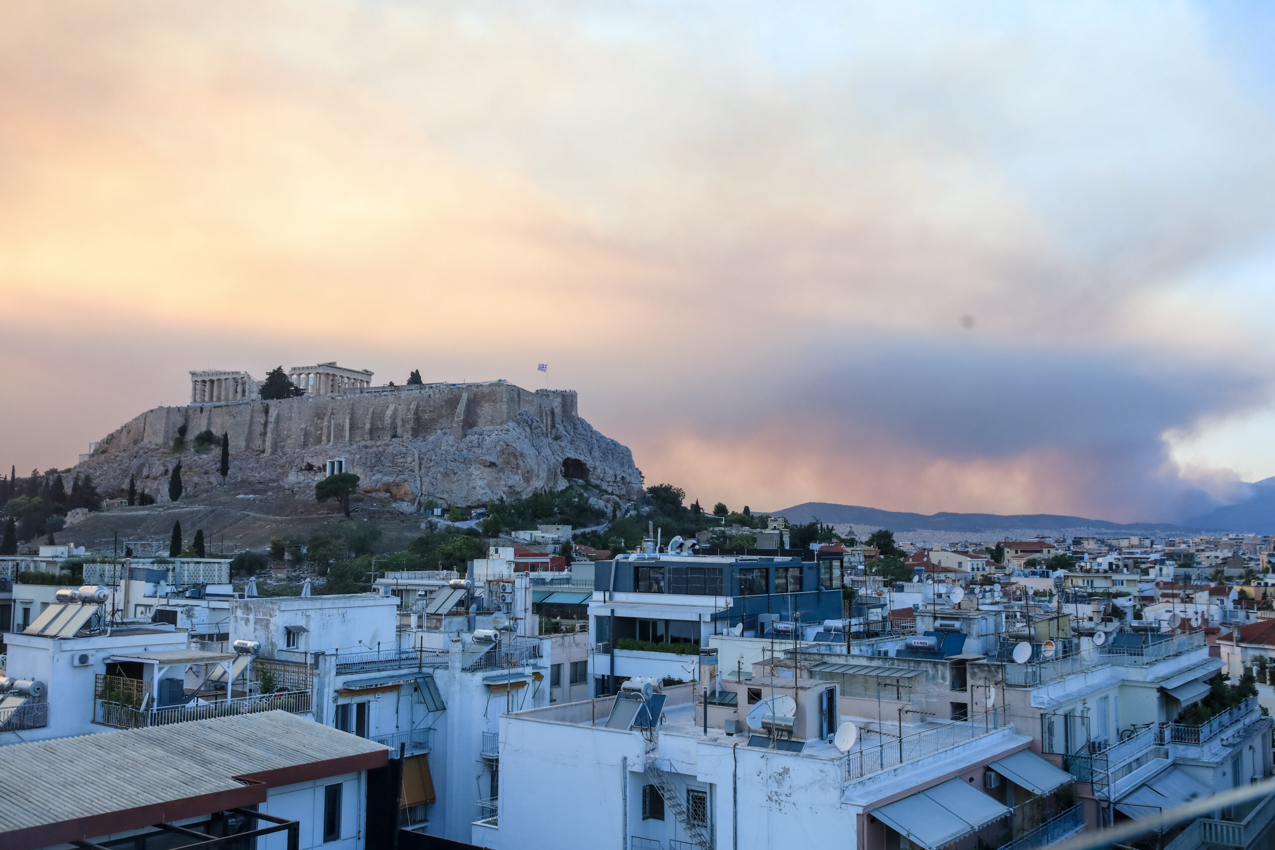ΚΑΠΝΟΣ ΑΠΟ ΤΙΣ ΦΩΤΙΕΣ ΠΑΝΩ ΑΠΟ ΠΕΡΙΟΧΕΣ ΤΗΣ ΑΤΤΙΚΗΣ(ΓΙΑΝΝΗΣ ΠΑΝΑΓΟΠΟΥΛΟΣ / EUROKINISSI)