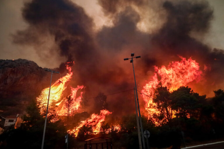 Meteo: Πώς κινείται η φωτιά στην Πάρνηθα – Γιατί χαρακτηρίζεται ως «οπισθοδρομούσα»