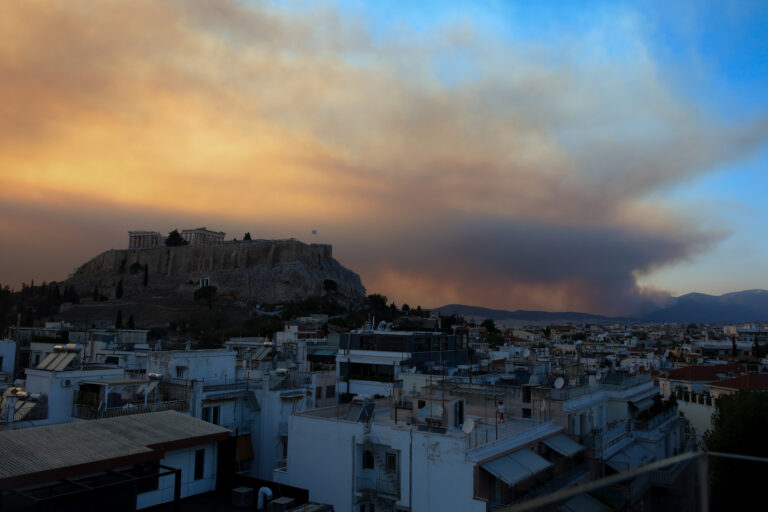 Live όλες οι εξελίξεις από τα πύρινα μέτωπα – Συνεχή τα μηνύματα του 112 (upd)