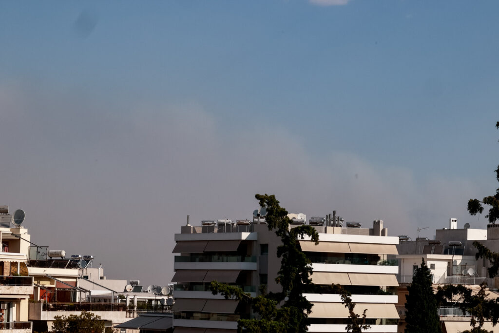 Πυκνοί καπνοί καλύπτουν το κέντρο της Αθήνας – «Έκρυψαν» ακόμη και την Ακρόπολη