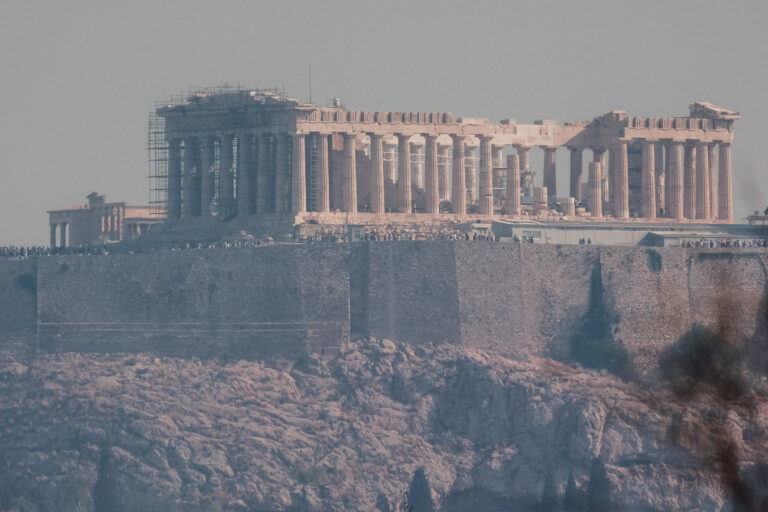 Πυκνοί καπνοί καλύπτουν το κέντρο της Αθήνας – «Έκρυψαν» ακόμη και την Ακρόπολη