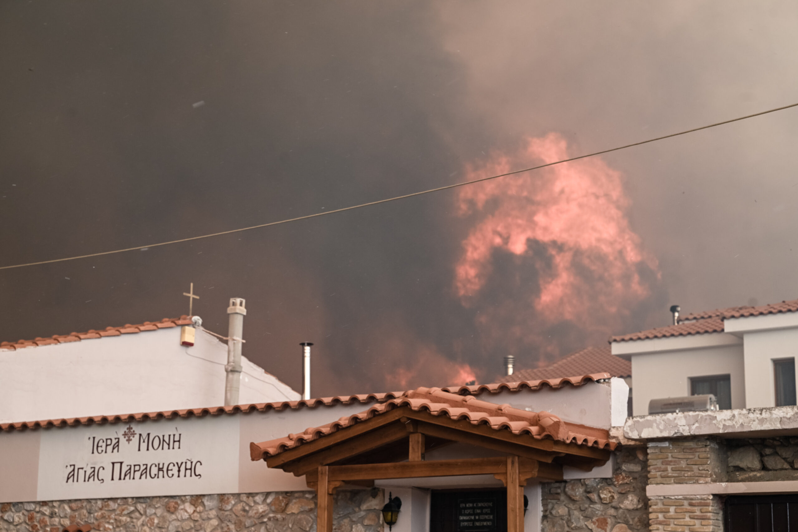 Ευθύμιος Λέκκας: Οι παράγοντες που προκαλούν το φαινόμενο της καμινάδας και τις ανεξέλεγκτες πυρκαγιές