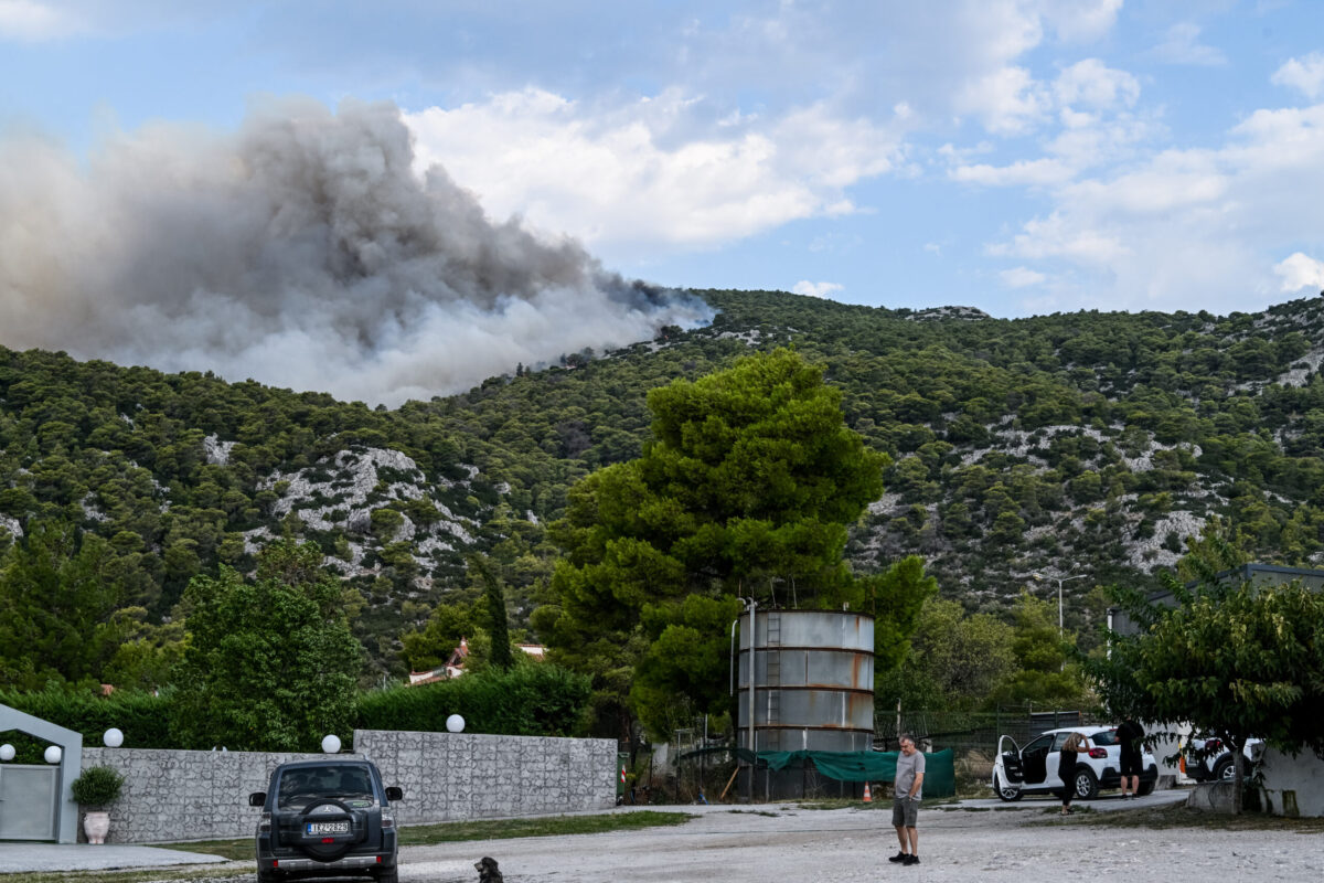Πάρνηθα: Στην περίμετρο του στρατοπέδου Καποτά έφτασε η πυρκαγιά