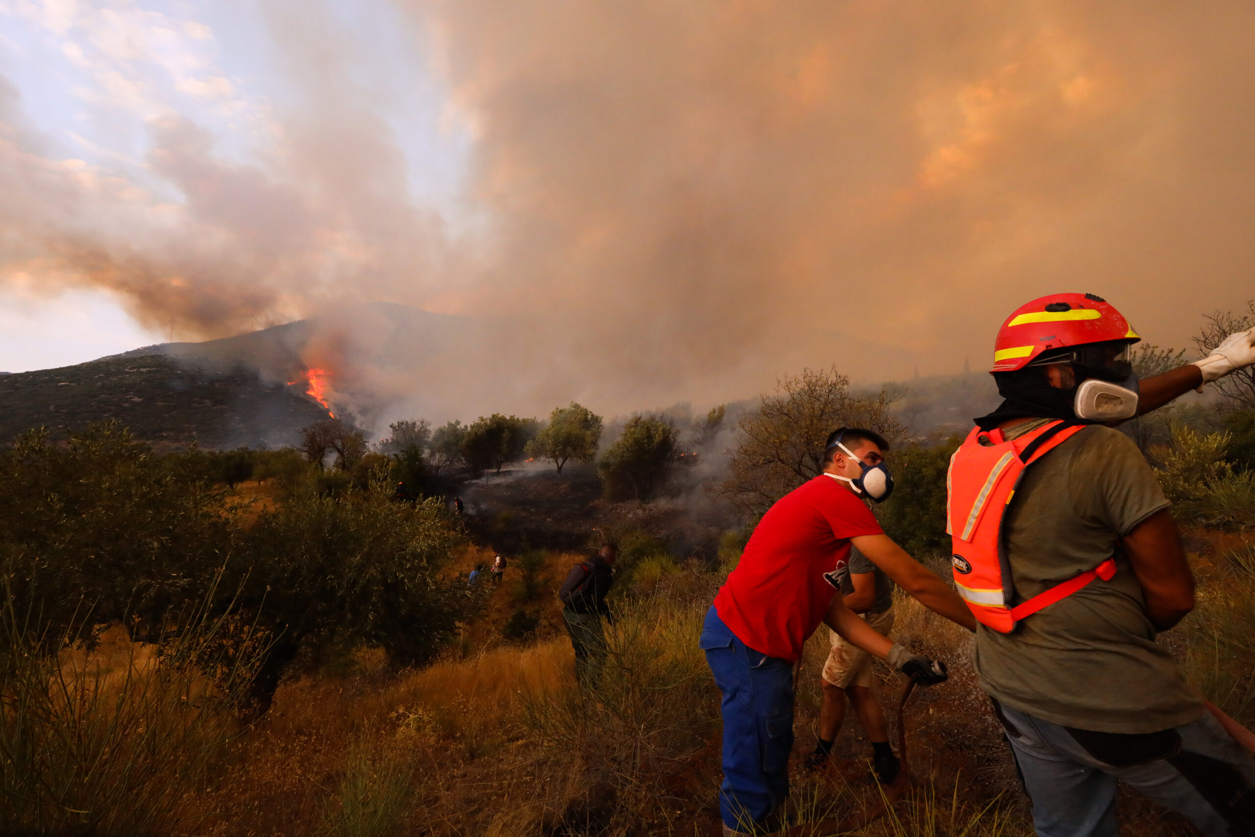 Μάχη με τα πύρινα μέτωπα ανά την επικράτεια – Μήνυμα 112 σε Έβρο και Άνδρο