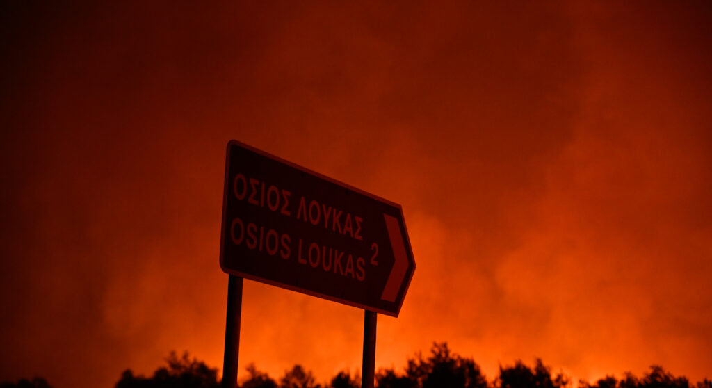 Σε πλήρη εξέλιξη η φωτιά στη Βοιωτία – Φόβοι να μην φτάσει την κορυφή του Ελικώνα και πέσει από την πίσω πλευρά, στο ελατόδασος