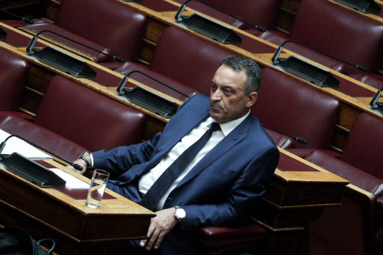 Διέγραψε τρεις βουλευτές των Σπαρτιατών ο B. Στίγκας – Εκτός Κόντης, Δημητροκάλης και Χατζηβαρδάς