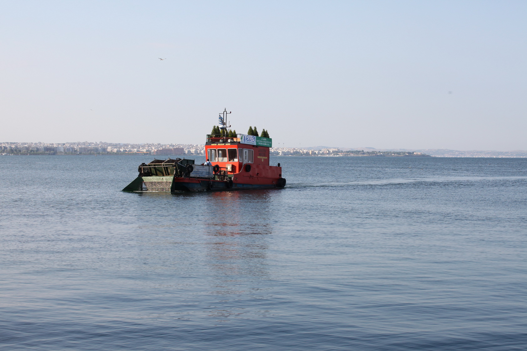 Θεσσαλονίκη: Μέχρι 1.000 κιλά σκουπιδιών ημερησίως απομακρύνει από τον Θερμαϊκό η «Αλκίππη»