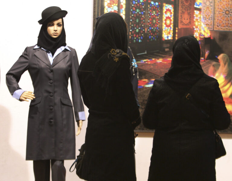 Το Ιράν προτείνει ποινές φυλάκισης και AI επιτήρηση στο νέο σκληρό νόμο για τις γυναίκες