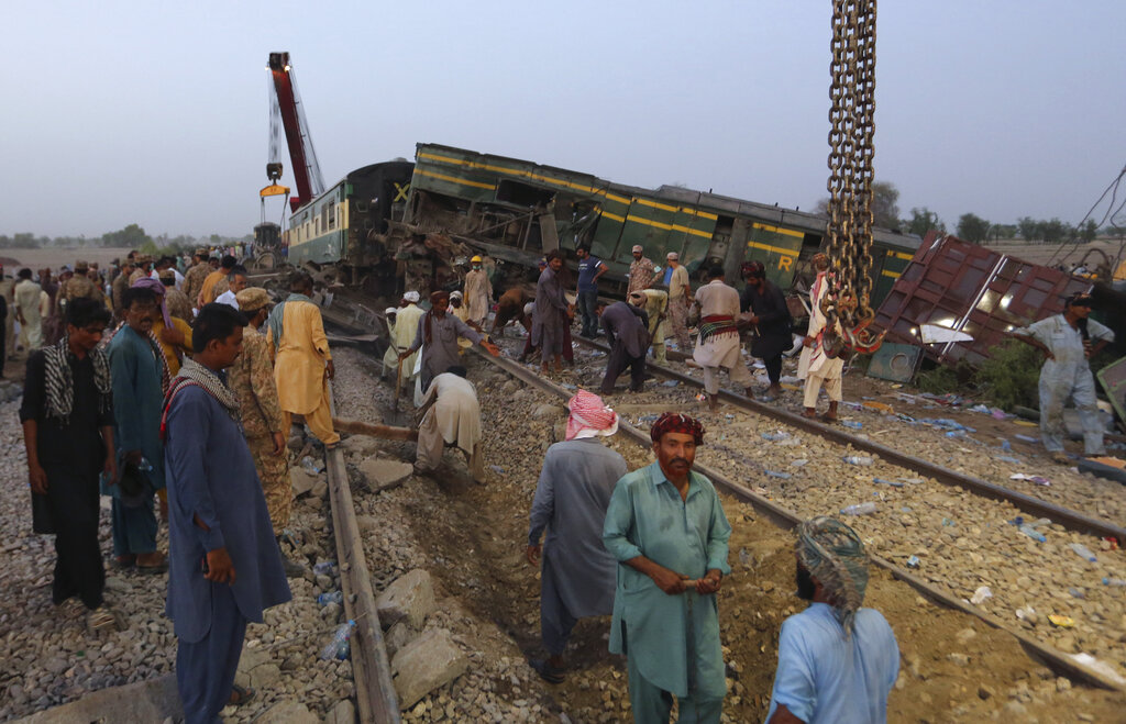 Πακιστάν: Τουλάχιστον 15 νεκροί και 50 τραυματίες από τον εκτροχιασμό επιβατικού τρένου