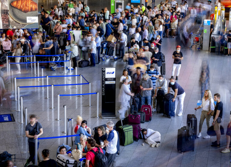 Ην. Βασίλειο: Ταλαιπωρία για 300.000 επιβάτες χωρίς αποζημιώσεις καθώς «δεν ευθύνονται» οι αεροπορικές εταιρείες