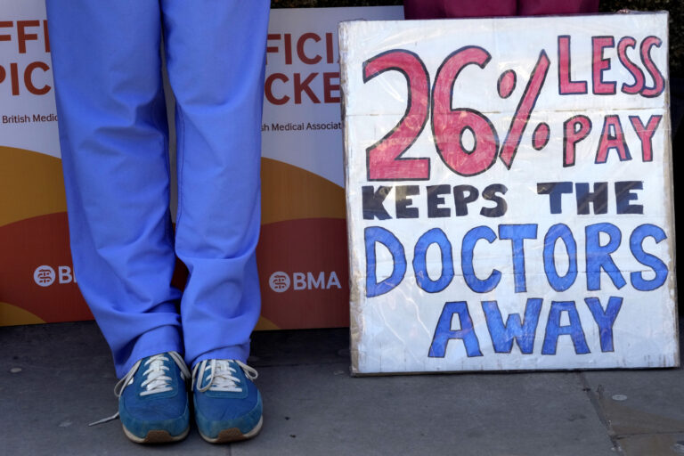Βρετανία: Ιδιωτικά διαγνωστικά κέντρα «επιστρατεύει» το σύστημα Υγείας για να μειώσει τις ουρές των ασθενών