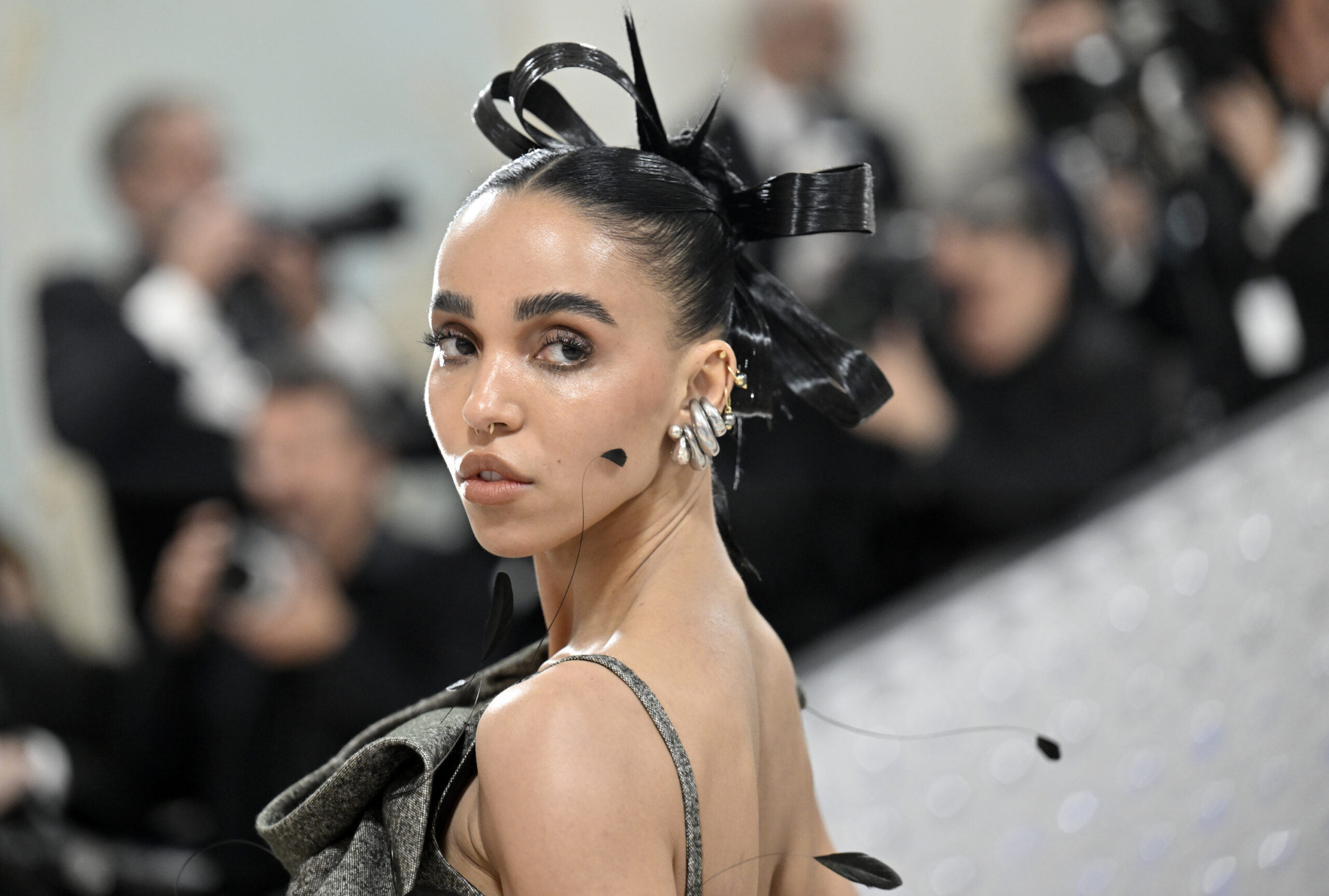 Ο Louis Souvestre, ο γλύπτης κόμης πίσω από την κόμμωση της FKA twigs στο Met Gala 2023, εξομολογείται