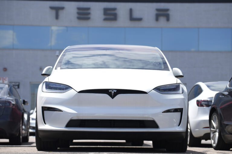 Tesla jailbreak: Δωρεάν αναβαθμίσεις, πλοήγηση & αυτόνομη οδήγηση παντού και άλλα «παράνομα»