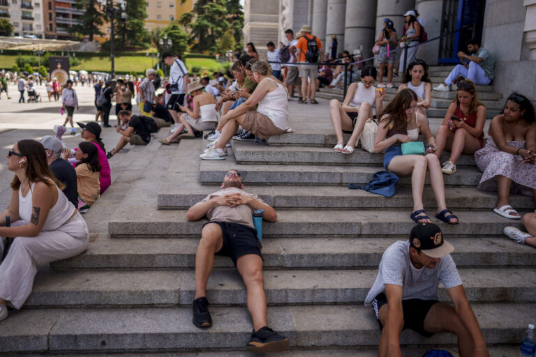 Ισπανία: Θερμοκρασίες έως 41 βαθμούς και κύματα ύψους 5 μέτρων θέτουν σε συναγερμό 16 Αυτονομίες