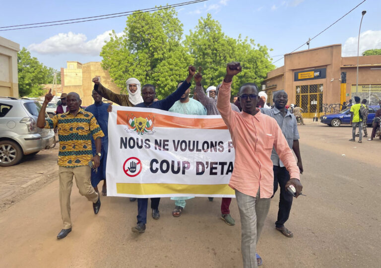 Νίγηρας: Η χούντα κατηγορεί τη Γαλλία πως θέλει να προχωρήσει σε «στρατιωτική επέμβαση» – Η πρώτη φωτογραφία του Μπαζούμ