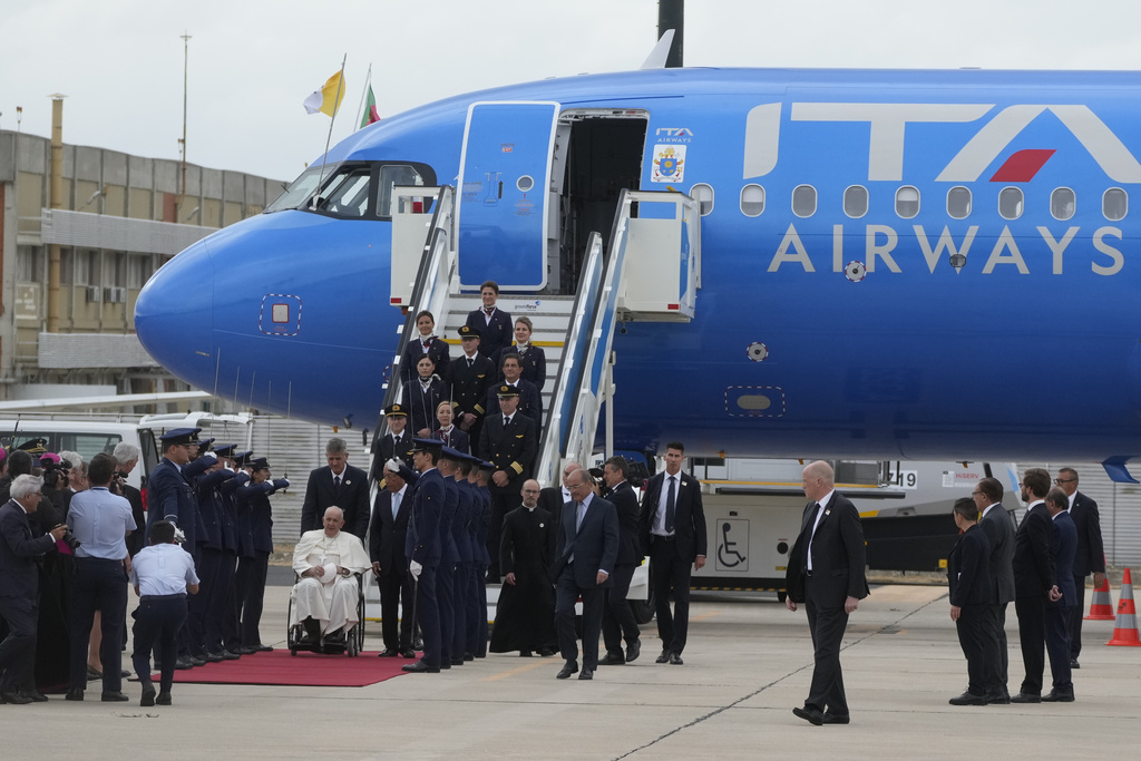 Στη Λισαβόνα ο πάπας Φραγκίσκος – Αφίσα καταγγέλλει την κακοποίηση παιδιών από κληρικούς