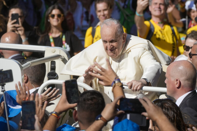 Στην Πορτογαλία ο Πάπας Φραγκίσκος – Συναντήθηκε με θύματα σεξουαλικής κακοποίησης από ιερείς
