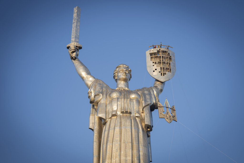 Ουκρανία: Τρίαινα στη θέση του σφυροδρέπανου στο άγαλμα της Μητέρας Πατρίδας