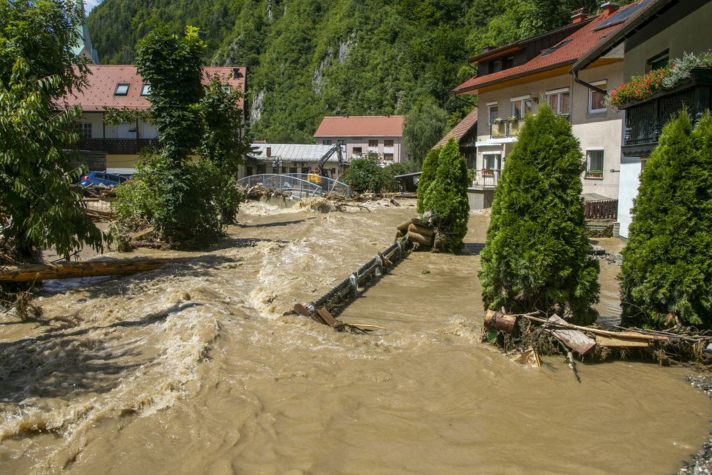 Γερμανία: Στη Σλοβενία οι πρώτες δυνάμεις τεχνικής βοήθειας και διάσωσης