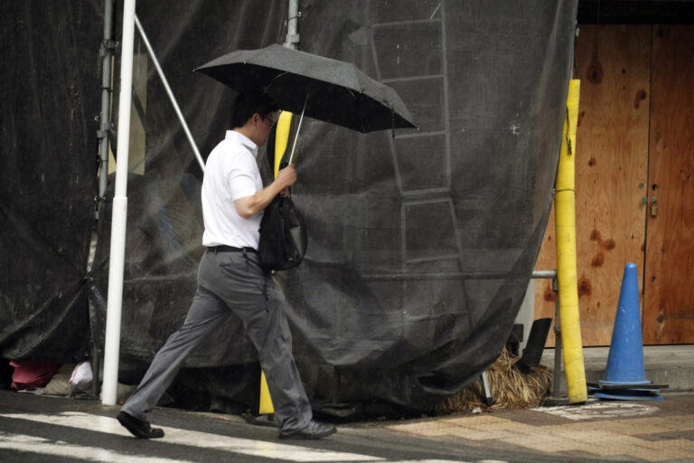 Ιαπωνία: Η τροπική καταιγίδα Λαν σαρώνει το δυτικό τμήμα της χώρας