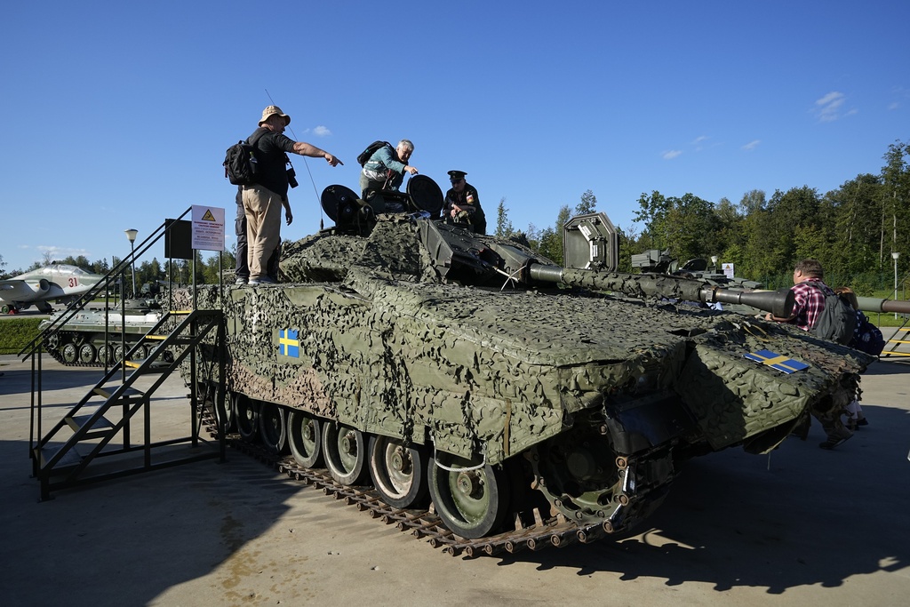 Η Ρωσία εκθέτει δυτικό στρατιωτικό εξοπλισμό που κατέσχεσε στην Ουκρανία