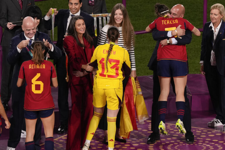 Αντιδράσεις για το επίμαχο φιλί σε παίκτρια ποδοσφαίρου: Σε απομόνωση ο Λ. Ρουμπιάλες – Υποστηρικτές μετράει η Ερμόσο