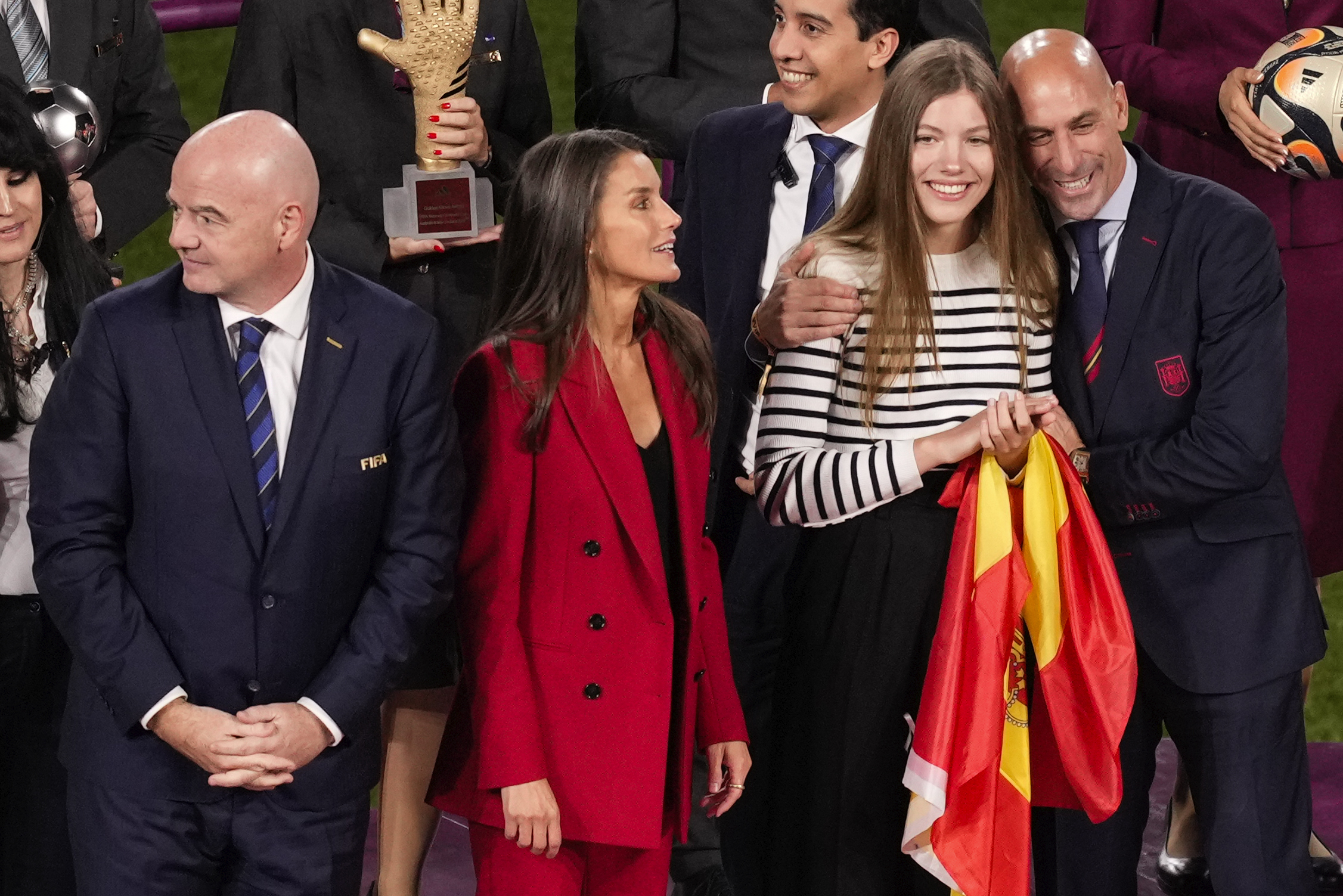 FIFA: Προσωρινή αργία στον πρόεδρο της ισπανικής ομοσπονδίας, Λ. Ρουμπιάλες μετά το επίμαχο φιλί σε παίκτρια