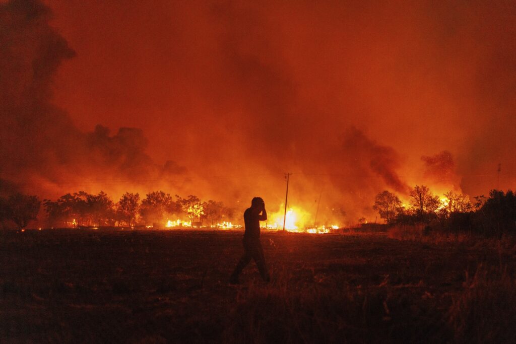 Το ανθρώπινο πείσμα κόντρα στις φλόγες – Στιγμιότυπα από τις προσπάθειες κατάσβεσης στα πύρινα μέτωπα της χώρας