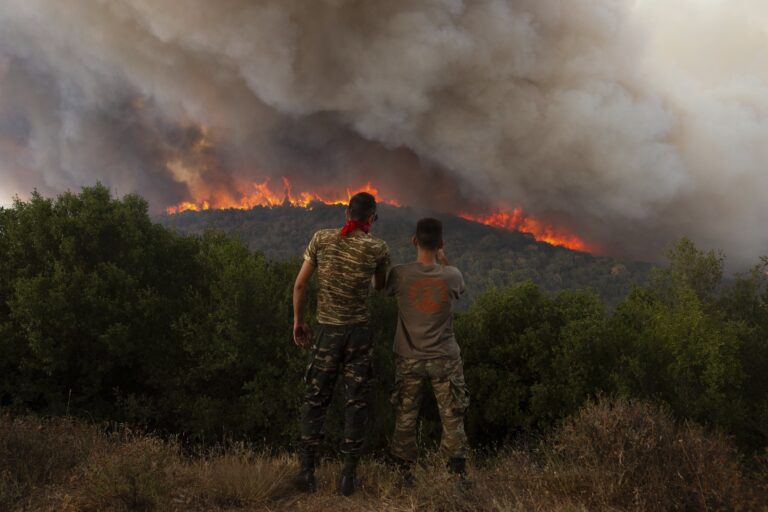 Φωτιές: Ελεύθεροι οι δύο προσαχθέντες στο Μενίδι και ο ένας στον Αυλώνα για εμπρησμό – Κρατείται ο 45χρονος