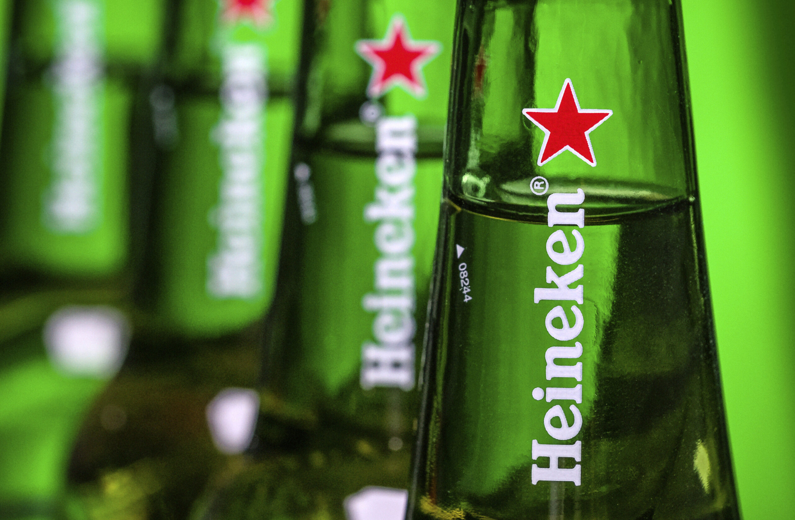 Η ολλανδική ζυθοποιία Heineken ανακοίνωσε την Παρασκευή την έξοδό της από τη Ρωσία