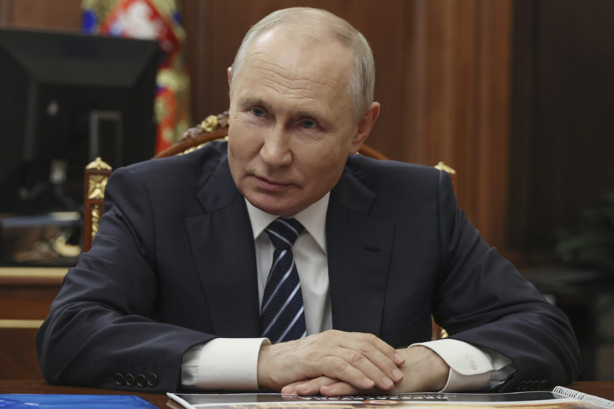 Kommersant: Ο Πούτιν ενδέχεται τον ερχόμενο μήνα να αφήσει να εννοηθεί ότι θα είναι υποψήφιος στις προεδρικές εκλογές του 2024
