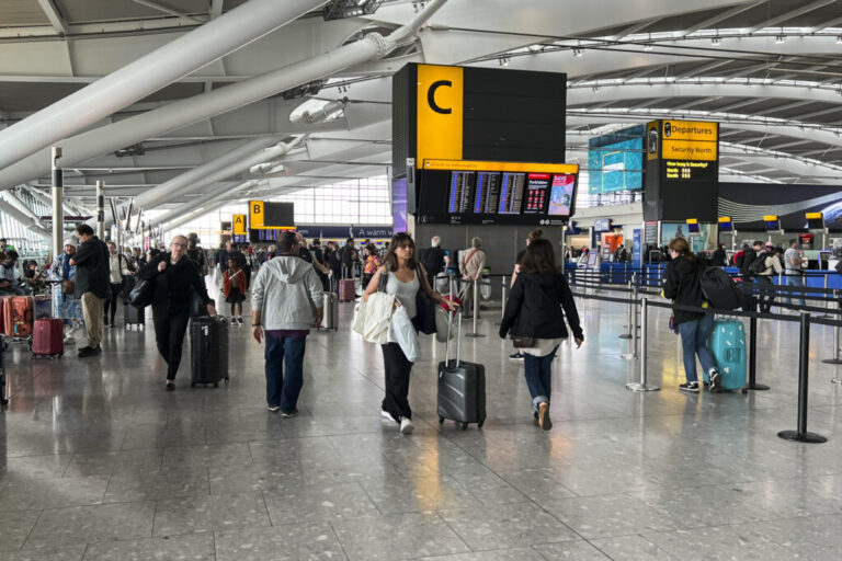 Βρετανία: Χάος και σύγχυση για τους επιβάτες στα αεροδρόμια – Για μέρες τα προβλήματα  προειδοποιεί ο αρμόδιος υπουργός