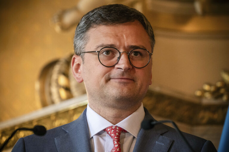 Nτ. Κουλέμπα: Αναμένουμε την αποδέσμευση από τις ΗΠΑ της νέας στρατιωτικής βοήθειας  – Η Ουκρανία πολεμά με πόρους που της δίνονται