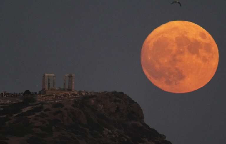Once in a blue moon… τέτοιες εικόνες – Εντυπωσιακές φωτογραφίες από την αποψινή «μπλε υπερπανσέληνο»