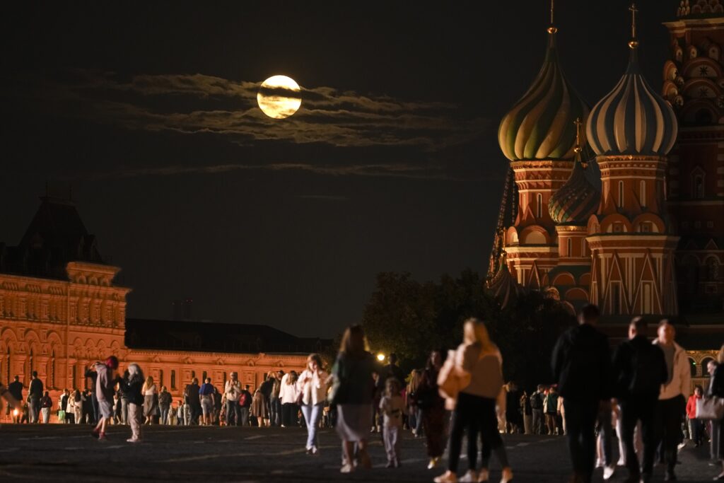 The 'blue moon' lit up the sky around the world – Mesmerizing images