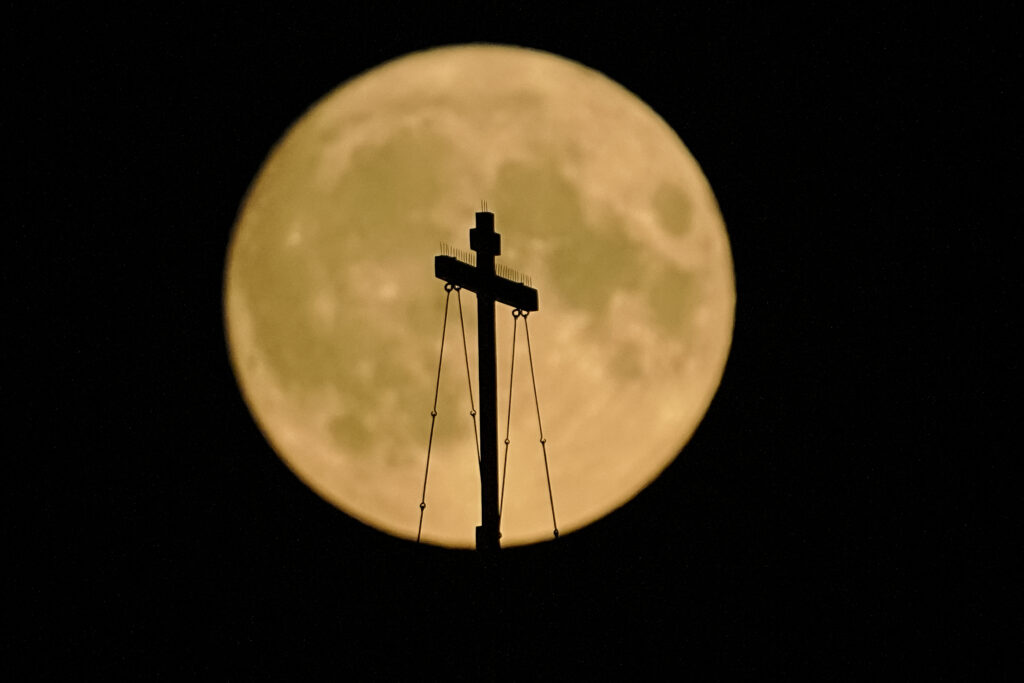 The 'blue moon' lit up the sky around the world – Mesmerizing images